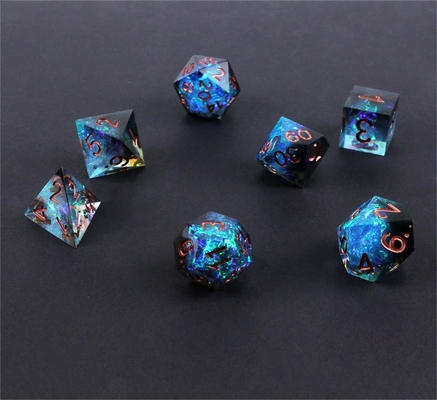 Il personaggio blu più nero di resina di minerale gioca un mazzo multi-noodle a dadi dnd