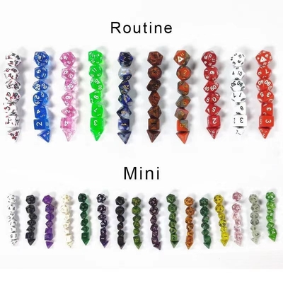 Set di dadi per il gioco da tavolo in mini resina di colore caramella