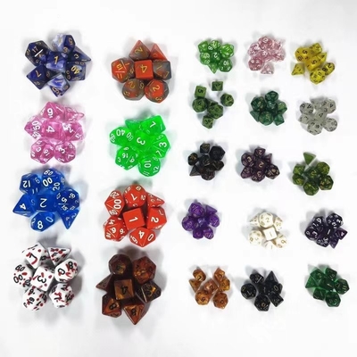 Set di dadi per il gioco da tavolo in mini resina di colore caramella