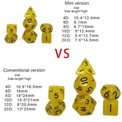 Set di dadi per il gioco da tavolo in mini resina di colore caramella