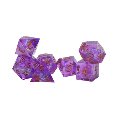 I personaggi di roumine e color strip resina giocano a un set di dadi multi-noodle Dragon e Dungeon dnd dice