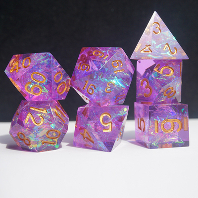 I personaggi di roumine e color strip resina giocano a un set di dadi multi-noodle Dragon e Dungeon dnd dice