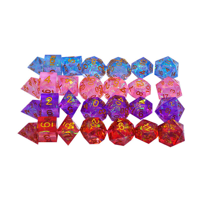I personaggi di roumine e color strip resina giocano a un set di dadi multi-noodle Dragon e Dungeon dnd dice