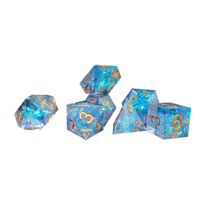 I personaggi blu e colorati di strisce di resina giocano a un set di dadi multi-noodle Dragon e Dungeon dnd dice