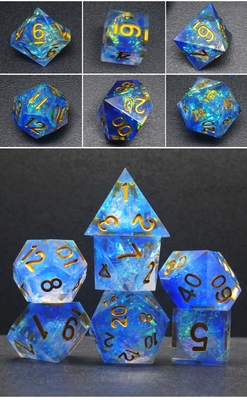 I personaggi blu e colorati di strisce di resina giocano a un set di dadi multi-noodle Dragon e Dungeon dnd dice