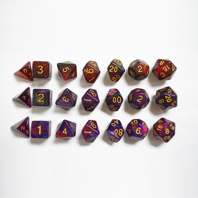 Rosso, viola e nero, tre colori di resina, una suite di dadi drago e dungeon.