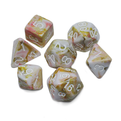 Il personaggio di resina di minerale bianco e rosso gioca un costume a dadi multi-noodle Dragon e Dungeon dnd dice