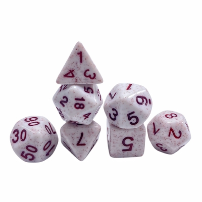 Parola rossa, minerale a macchie rosse, resina, personaggio che gioca a un gioco da tavolo.