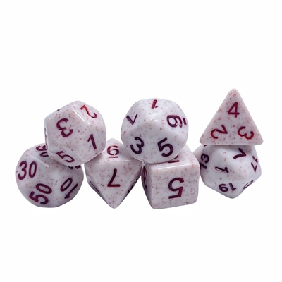 Parola rossa, minerale a macchie rosse, resina, personaggio che gioca a un gioco da tavolo.