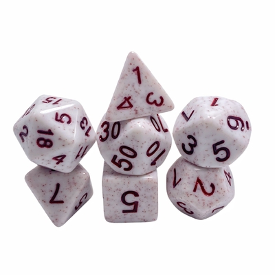 Parola rossa, minerale a macchie rosse, resina, personaggio che gioca a un gioco da tavolo.