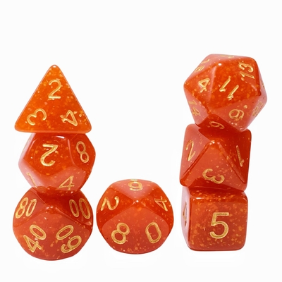 Polvere d'oro brillante, resina arancione, personaggio che gioca a dadi dnd.