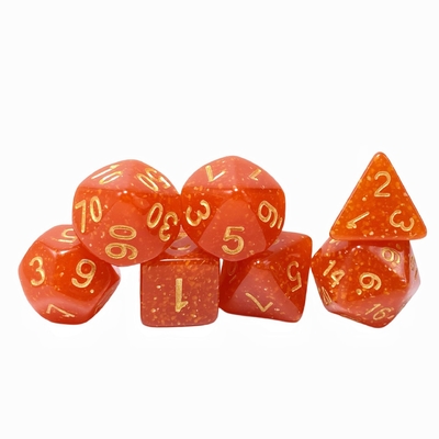 Polvere d'oro brillante, resina arancione, personaggio che gioca a dadi dnd.