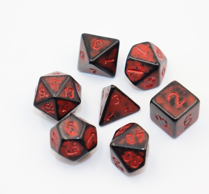 Antico vecchio nero schiena di resina rossa personaggio giocando gioco da tavolo dadi set dnd dadi