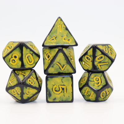 Antico vecchio nero schiena di resina rossa personaggio giocando gioco da tavolo dadi set dnd dadi