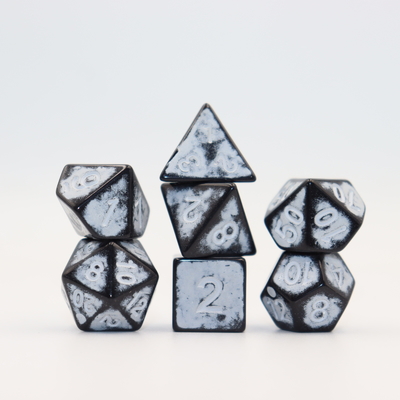 Antico vecchio nero schiena di resina rossa personaggio giocando gioco da tavolo dadi set dnd dadi