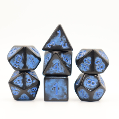 Antico vecchio nero schiena di resina rossa personaggio giocando gioco da tavolo dadi set dnd dadi