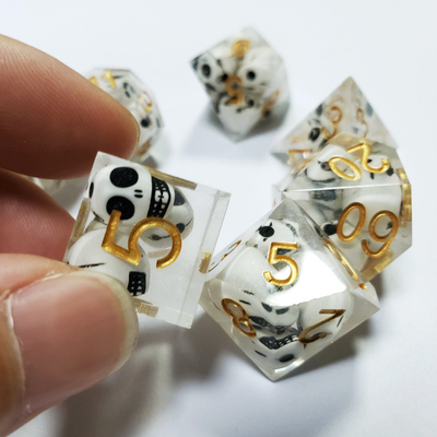 Colore trasparente Cranio di cristallo Resina di bordo Dici Set Dragone e Dungeon