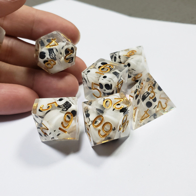 Colore trasparente Cranio di cristallo Resina di bordo Dici Set Dragone e Dungeon