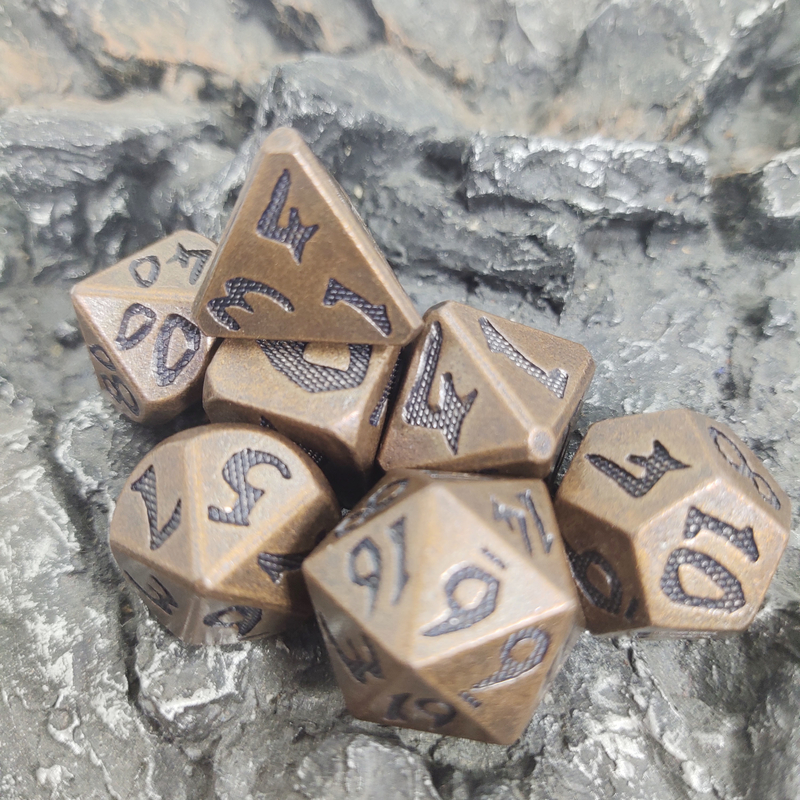 L'insieme Polyhedral d'ottone dei dadi di RPG di multi colore del gioco da tavolo di DND indossa gli insiemi di rame dei dadi