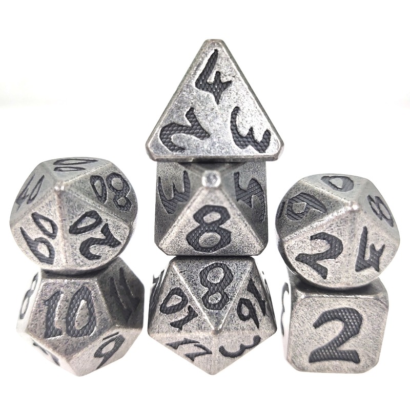 I dadi mettono per DND o il RPG taglia la mano a cubetti stabilita ha scolpito il metallo di lusso leggero