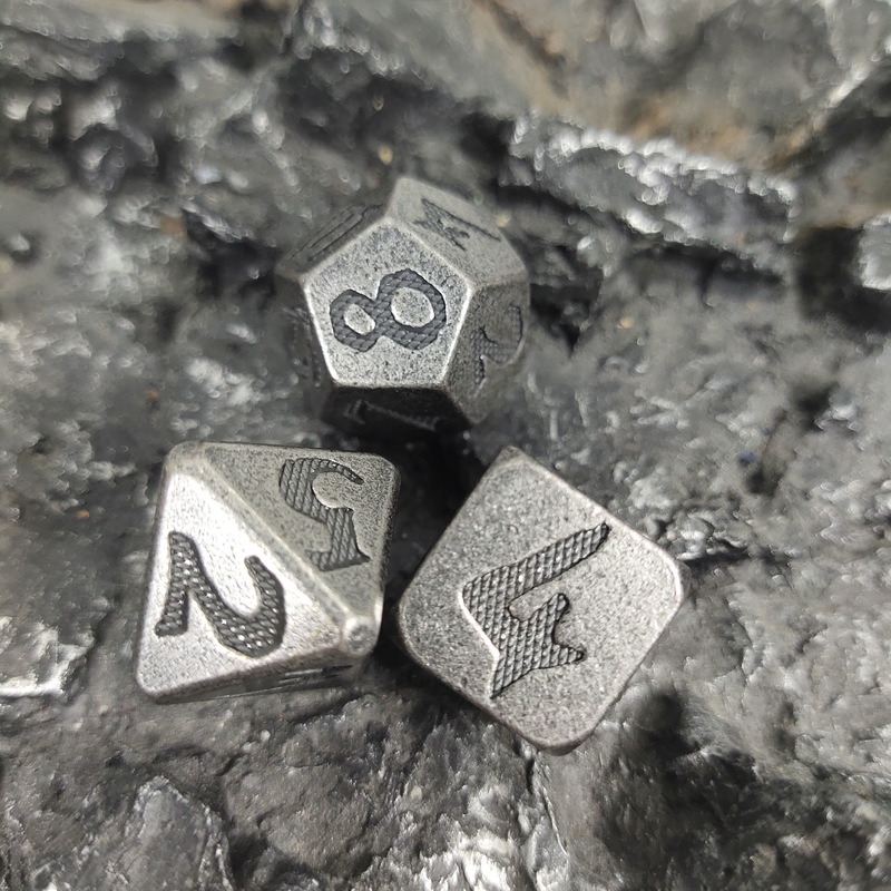Metallo antiusura intagliato a mano per Dungeon And Dragon Metal Gaming Dice Manuale