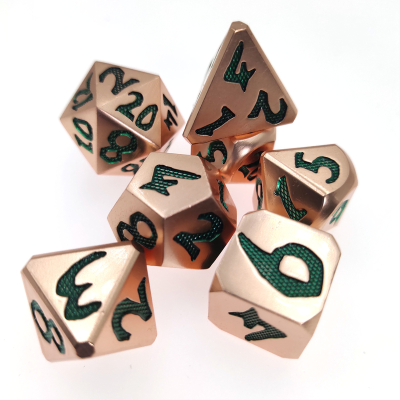 I dadi del metallo dell'annata pratica Polyhedral di rame verde dei dadi Nizza hanno messo per gli spigoli ordinati del gioco di DND