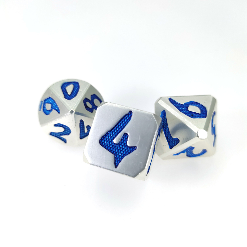 La mano ha scolpito DND con il contenitore di regalo squisito che imballa gli insiemi Polyhedral d'argento blu dei dadi per il gioco di Rpg
