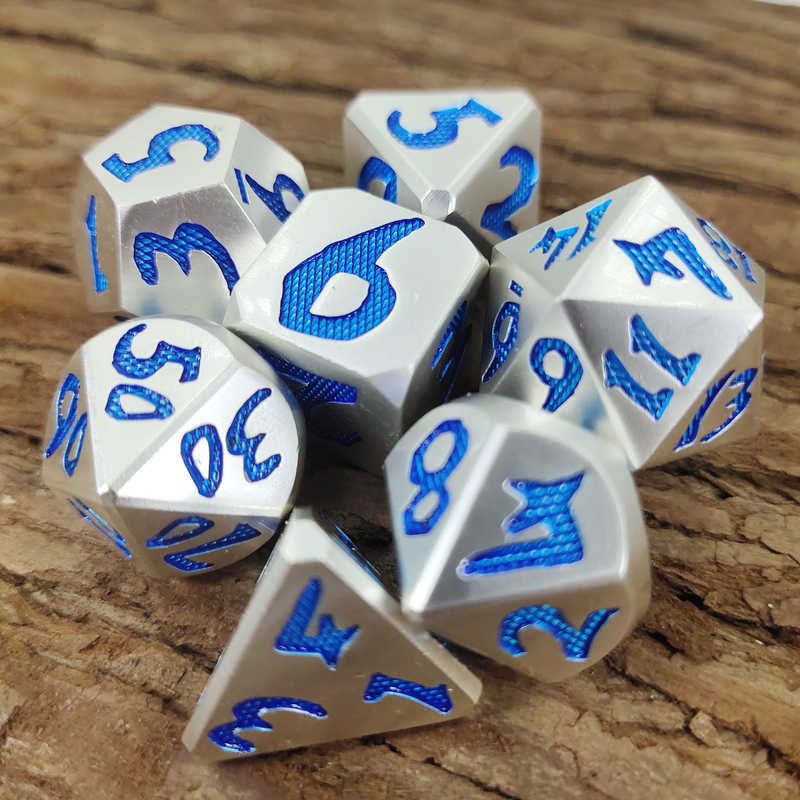 Set da 7 pezzi di lusso Robusto per Dungeon e Dragon Mano che versa dadi poliedrici Blu argento per giochi RPG e Dnd