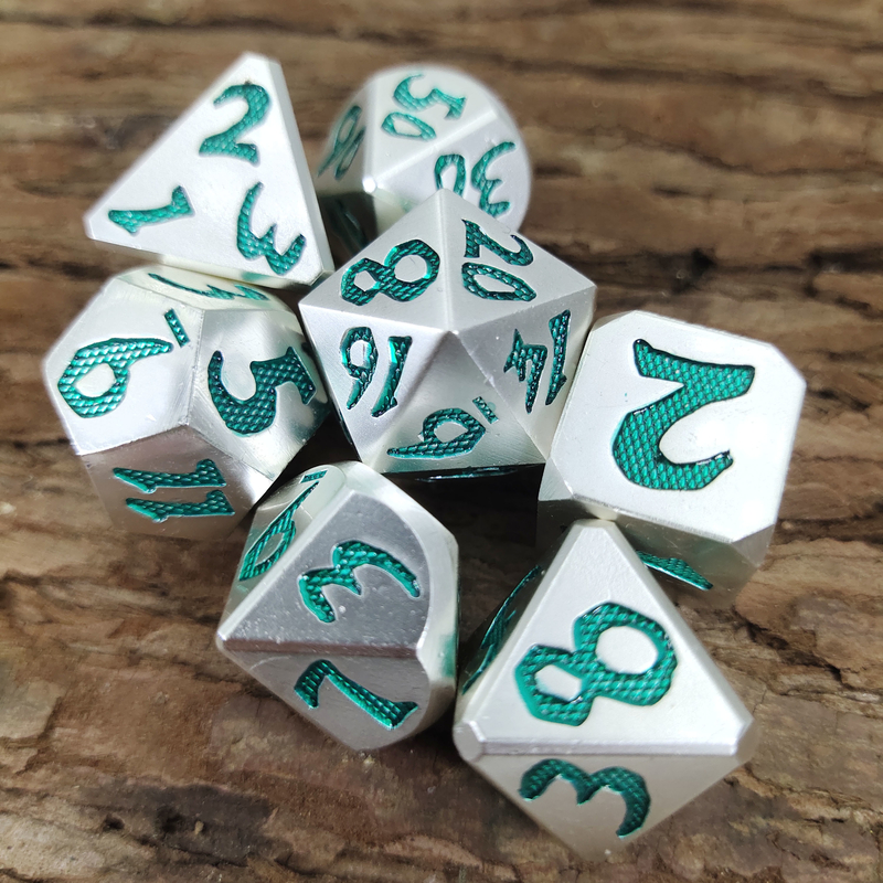 I dadi della resina dello spigolo hanno messo il metallo per il torrione e Dragon Hand Pouring Polyhedral