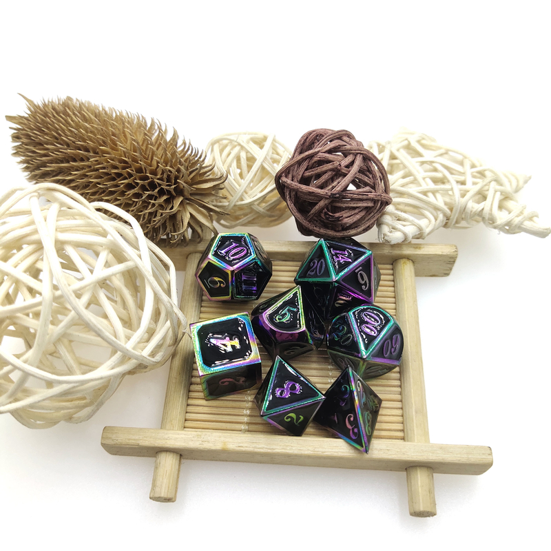 Robusto set di dadi portatili antiusura per Dungeons And Dragons poliedrici placcati in oro