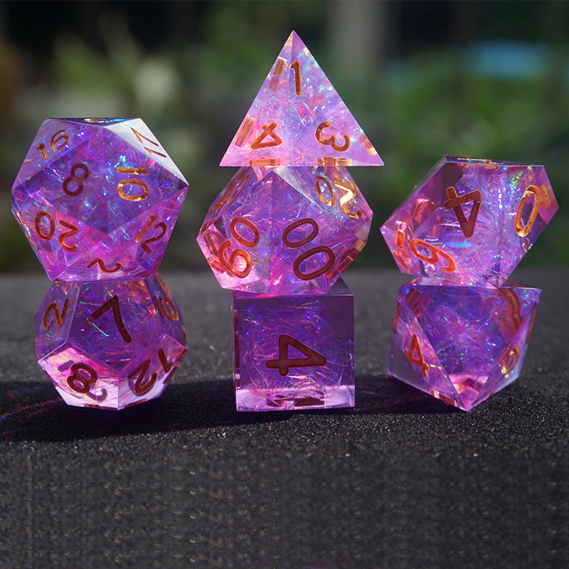 I personaggi di roumine e color strip resina giocano a un set di dadi multi-noodle Dragon e Dungeon dnd dice
