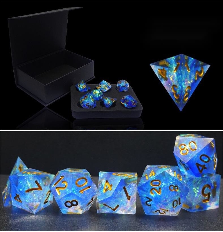 I personaggi blu e colorati di strisce di resina giocano a un set di dadi multi-noodle Dragon e Dungeon dnd dice
