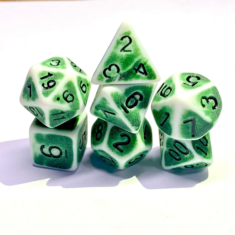 Antico, vecchio sfondo bianco colore resina dadi gioco da tavolo dnd dadi