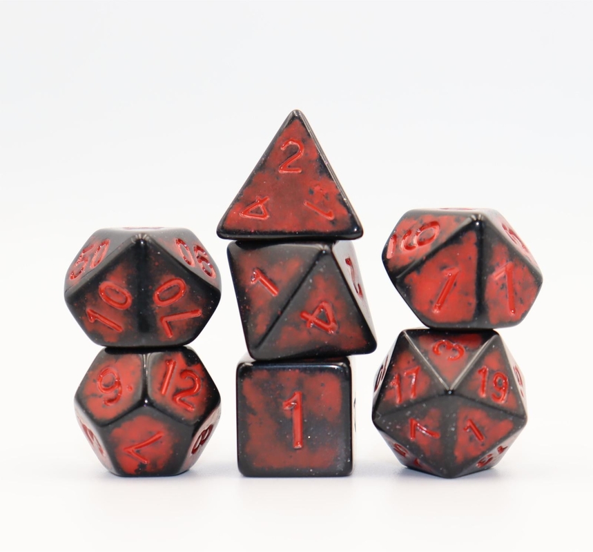 Antico vecchio nero schiena di resina rossa personaggio giocando gioco da tavolo dadi set dnd dadi