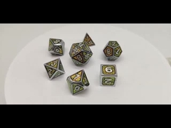 I dadi rosa portatili inodori del metallo, mano hanno scolpito il ruolo che gioca i dadi