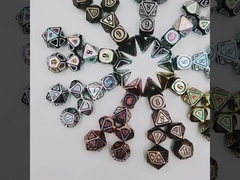 Antico set di dadi in bronzo in metallo in quinta persona per i giochi di metallo a colori personalizzati.