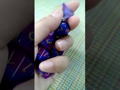 Disegno di dadi in resina colorata in marmo.